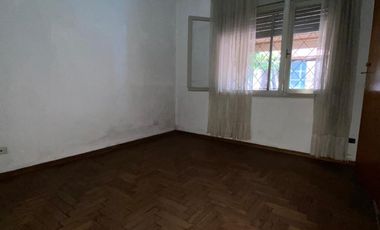 Casa ubicada a 50 metros de la Avenida Tomás Espora y a 200 de la estación de trenes.