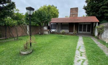 Casa ubicada a 50 metros de la Avenida Tomás Espora y a 200 de la estación de trenes.