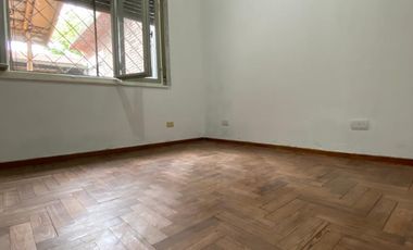 Casa ubicada a 50 metros de la Avenida Tomás Espora y a 200 de la estación de trenes.