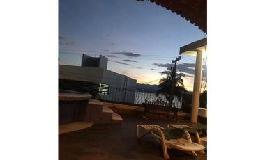 CASA EN VENTA CON VISTA AL LAGO 