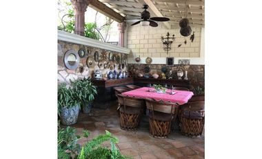 CASA EN VENTA CON VISTA AL LAGO 