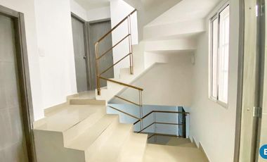 casa en arriendo/venta en ciudad jardín. Cod V104