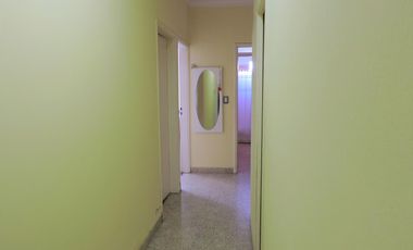 Casa imponente, 4 habitaciones, asador, cochera doble, patio y pileta.