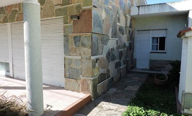 Casa imponente, 4 habitaciones, asador, cochera doble, patio y pileta.