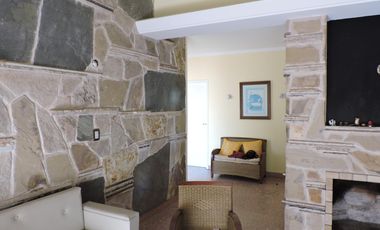 Casa imponente, 4 habitaciones, asador, cochera doble, patio y pileta.