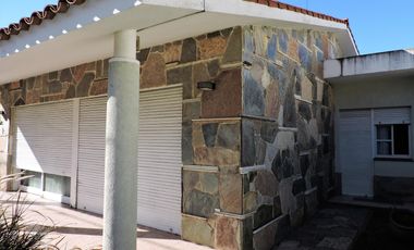 Casa imponente, 4 habitaciones, asador, cochera doble, patio y pileta.