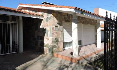 Casa imponente, 4 habitaciones, asador, cochera doble, patio y pileta.