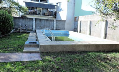 Casa imponente, 4 habitaciones, asador, cochera doble, patio y pileta.