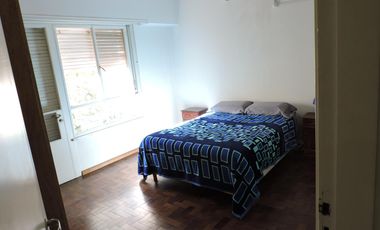 Casa imponente, 4 habitaciones, asador, cochera doble, patio y pileta.