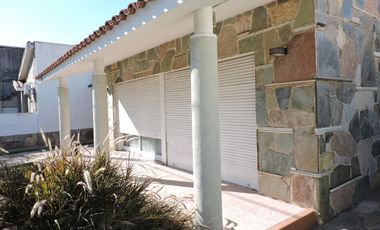 Casa imponente, 4 habitaciones, asador, cochera doble, patio y pileta.