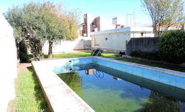 Casa imponente, 4 habitaciones, asador, cochera doble, patio y pileta.