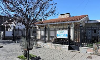 Casa imponente, 4 habitaciones, asador, cochera doble, patio y pileta.