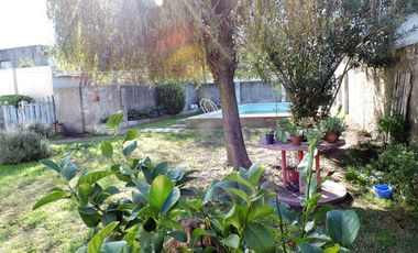 Casa imponente, 4 habitaciones, asador, cochera doble, patio y pileta.