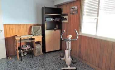 Casa imponente, 4 habitaciones, asador, cochera doble, patio y pileta.