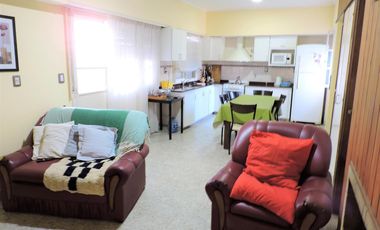 Casa imponente, 4 habitaciones, asador, cochera doble, patio y pileta.