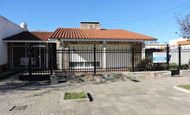 Casa imponente, 4 habitaciones, asador, cochera doble, patio y pileta.