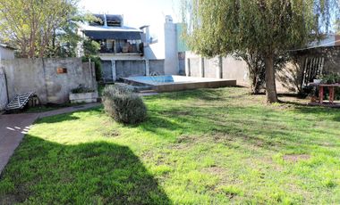 Casa imponente, 4 habitaciones, asador, cochera doble, patio y pileta.
