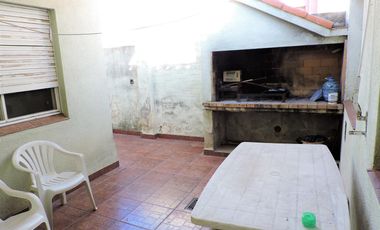 Casa imponente, 4 habitaciones, asador, cochera doble, patio y pileta.