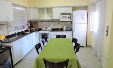 Casa imponente, 4 habitaciones, asador, cochera doble, patio y pileta.