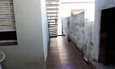 Casa imponente, 4 habitaciones, asador, cochera doble, patio y pileta.