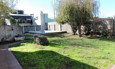 Casa imponente, 4 habitaciones, asador, cochera doble, patio y pileta.