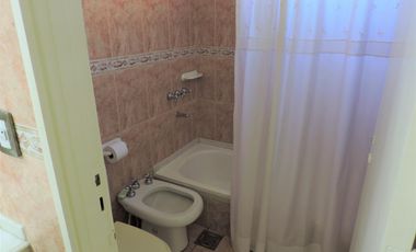 Casa imponente, 4 habitaciones, asador, cochera doble, patio y pileta.
