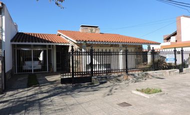 Casa imponente, 4 habitaciones, asador, cochera doble, patio y pileta.