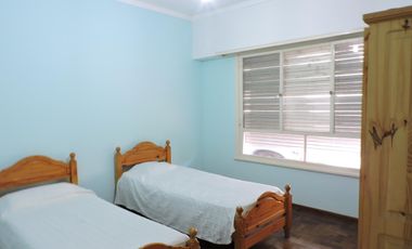 Casa imponente, 4 habitaciones, asador, cochera doble, patio y pileta.