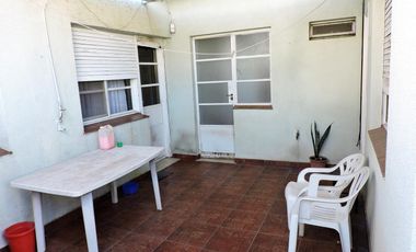 Casa imponente, 4 habitaciones, asador, cochera doble, patio y pileta.