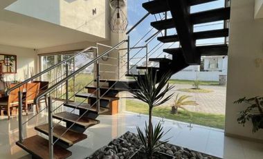 Casa en venta  con escalinata expuesta en Condado del Valle, con fácil acceso a CDMX