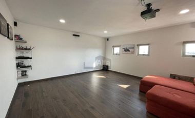 Casa en venta  con escalinata expuesta en Condado del Valle, con fácil acceso a CDMX