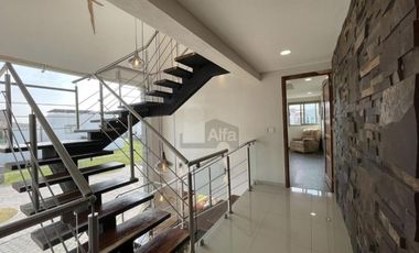 Casa en venta  con escalinata expuesta en Condado del Valle, con fácil acceso a CDMX