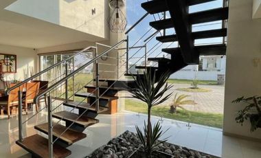 Casa en venta  con escalinata expuesta en Condado del Valle, con fácil acceso a CDMX