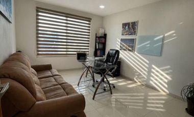Casa en venta  con escalinata expuesta en Condado del Valle, con fácil acceso a CDMX