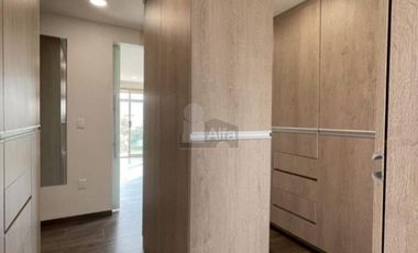 Casa en venta  con escalinata expuesta en Condado del Valle, con fácil acceso a CDMX