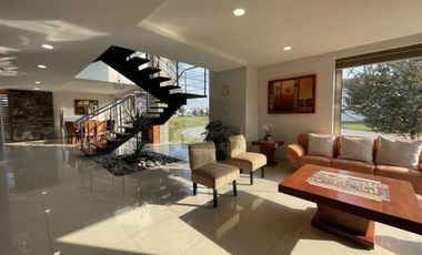 Casa en venta  con escalinata expuesta en Condado del Valle, con fácil acceso a CDMX
