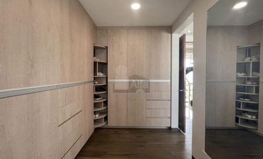 Casa en venta  con escalinata expuesta en Condado del Valle, con fácil acceso a CDMX