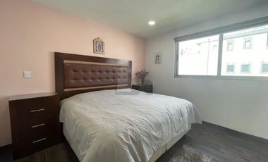 Casa en venta  con escalinata expuesta en Condado del Valle, con fácil acceso a CDMX