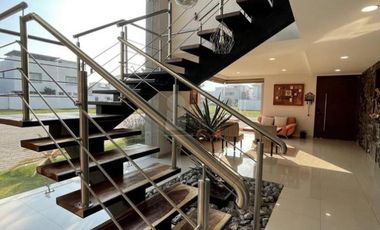 Casa en venta  con escalinata expuesta en Condado del Valle, con fácil acceso a CDMX