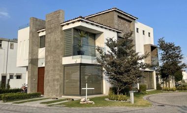 Casa en venta  con escalinata expuesta en Condado del Valle, con fácil acceso a CDMX