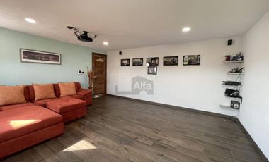 Casa en venta  con escalinata expuesta en Condado del Valle, con fácil acceso a CDMX