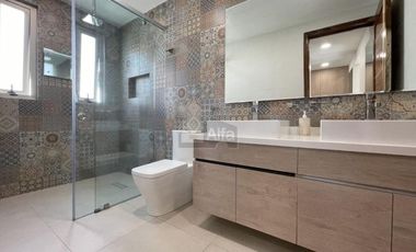 Casa en venta  con escalinata expuesta en Condado del Valle, con fácil acceso a CDMX