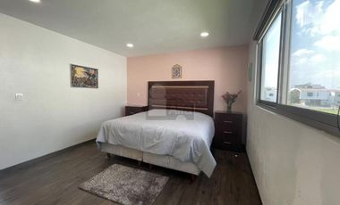 Casa en venta  con escalinata expuesta en Condado del Valle, con fácil acceso a CDMX
