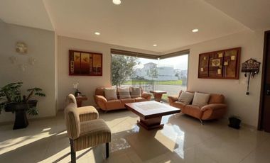 Casa en venta  con escalinata expuesta en Condado del Valle, con fácil acceso a CDMX