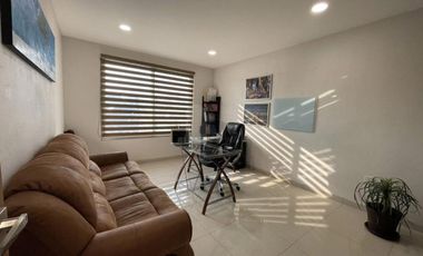 Casa en venta  con escalinata expuesta en Condado del Valle, con fácil acceso a CDMX