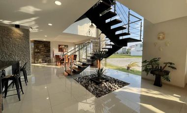 Casa en venta  con escalinata expuesta en Condado del Valle, con fácil acceso a CDMX