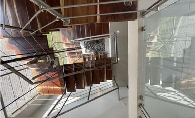 Casa en venta  con escalinata expuesta en Condado del Valle, con fácil acceso a CDMX