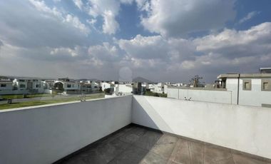 Casa en venta  con escalinata expuesta en Condado del Valle, con fácil acceso a CDMX