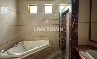 Disewakan Harga Nego Rumah di Kawasan Elite Graha Famili Surabaya Barat