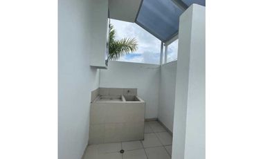 Casa campestre de 204 M2 en 665 mill en La Mesa Cund, zona urbana.